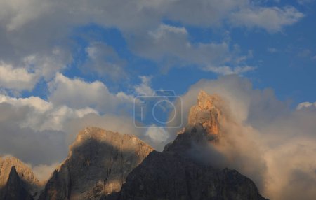 Foto de Nubes y alta montaña llamada CIMON DELLA PALA al atardecer en el norte de Italia - Imagen libre de derechos