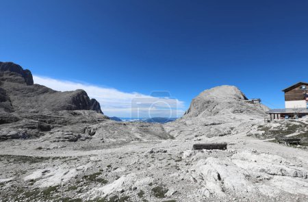 Foto de Vista de montaña de los Alpes europeos del grupo Dolomita y edificio llamado RIFUGIO ROSETTA en Italia - Imagen libre de derechos