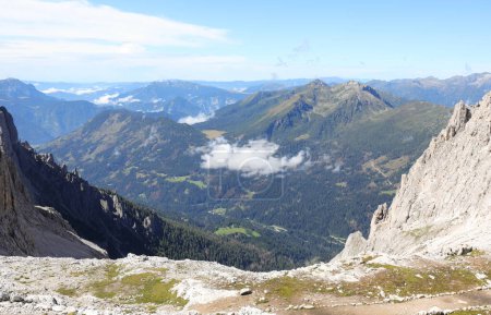Foto de Impresionante vista de las montañas de los ALPS europeos de la cordillera Dolomitas en el noreste de Italia en verano - Imagen libre de derechos
