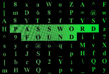 Grüner Text PASSWORD FOUND und zufällige Zeichen auf schwarzem Bildschirm
