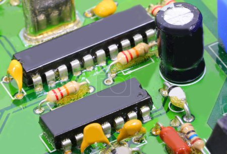 Foto de Circuito electrónico con componentes miniaturizados y resistencias y condensadores - Imagen libre de derechos