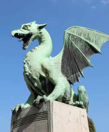 Téléchargez les photos : Ljubljana, L, Slovénie - 15 août 2023 : Dragon ailé symbole de la ville sur le pont appelé le pont des Dragons ou zmajski le plus en langue slovène - en image libre de droit