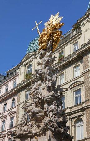Foto de Viena, WIEN, Austria - 23 de agosto de 2023: La antigua columna de la peste es un monumento en el centro de la ciudad - Imagen libre de derechos