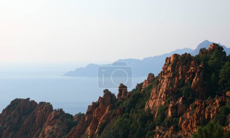 Foto de Panorama al atardecer de las montañas de Córcega En Francia llamado calanches - Imagen libre de derechos