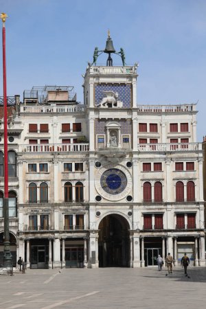 Téléchargez les photos : Ancien monument à Venise en Italie avec tour d'horloge pendant le lockdown italien - en image libre de droit