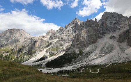 Téléchargez les photos : Vue imprenable sur la montagne des Alpes européennes dans la station balnéaire VAL VENEGIA dans le nord de l'Italie en été - en image libre de droit