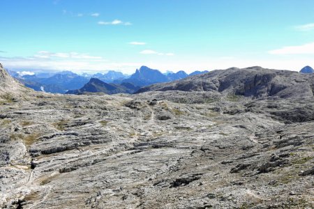 Foto de Impresionante vista de la montaña de los Alpes europeos del grupo Dolomita que parece un paisaje de roca lunar - Imagen libre de derechos