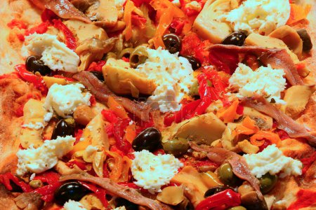 Téléchargez les photos : Pizza italienne à la tomate mozzarella et autres saveurs cuites au four à bois - en image libre de droit