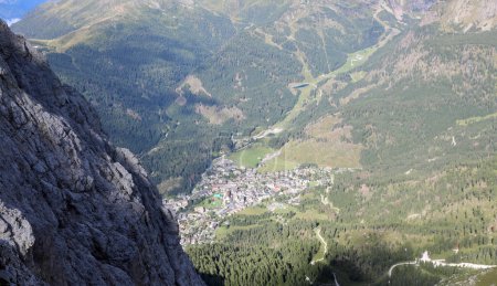 Téléchargez les photos : Vue aérienne du village de montagne appelé SAN MARTINO DI CASTROZZA une station touristique bien connue dans le nord de l'Italie - en image libre de droit