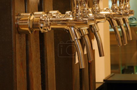 Foto de Grifos de metal para golpear la cerveza en el pub sin gente - Imagen libre de derechos