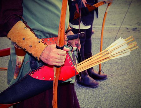 arquero de caza con soporte de flecha de cuero y ropa medieval durante la recreación histórica y efecto tonificado antiguo