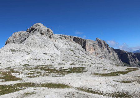 Foto de Impresionante vista de las montañas de los ALPS europeos de la cordillera Dolomitas en el noreste de Italia en verano - Imagen libre de derechos