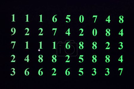Foto de Números aleatorios VERDE sobre fondo negro de la pantalla del ordenador personal - Imagen libre de derechos
