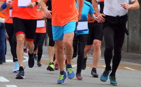 Foto de Piernas de corredores corriendo en grupo durante la carrera a pie en la ciudad - Imagen libre de derechos
