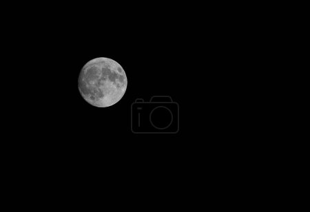 Foto de Luna de plata y también se pueden ver los cráteres lunares con el cielo negro - Imagen libre de derechos