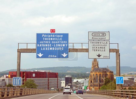 Foto de Señal de autopista con indicaciones para llegar a Luxemburgo u otros lugares franceses hacia la frontera europea - Imagen libre de derechos