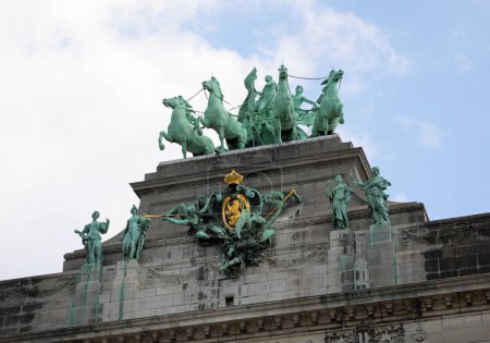 Téléchargez les photos : Cinquantenaire Arcade et le groupe sculptural quadriga en bronze avec un chariot féminin à Bruxelles Belgique - en image libre de droit
