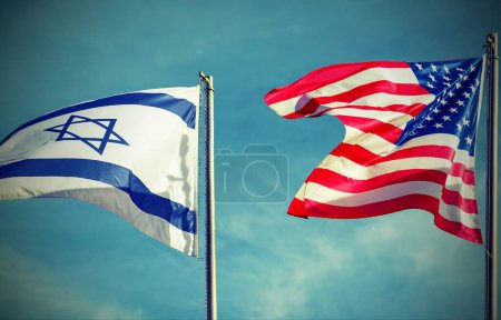Téléchargez les photos : Drapeaux américains et israéliens agitant dans le vent ensemble dans le ciel bleu avec un effet antique - en image libre de droit