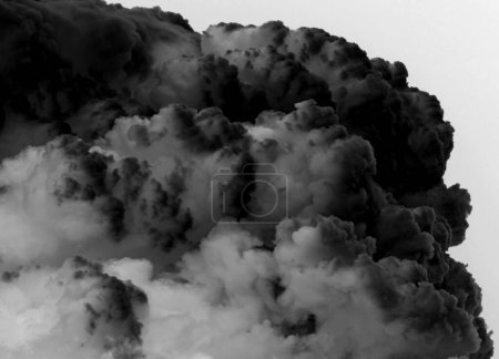 Foto de Humo negro grueso que se eleva alto en el cielo sin otros objetos o personas - Imagen libre de derechos