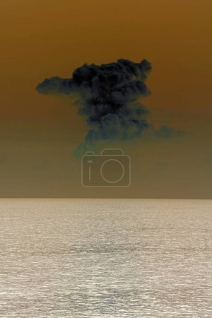 Téléchargez les photos : Nuage noir dense après l'explosion et le ciel teint en rouge et sous la mer sans bateaux ni navires - en image libre de droit