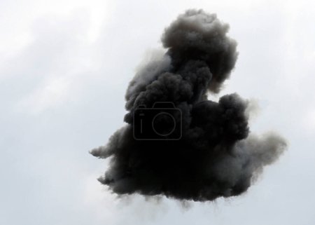 Foto de Gran nube negra de humo muy oscuro en el cielo después de la gran explosión - Imagen libre de derechos