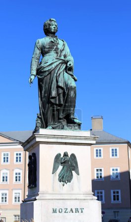 Téléchargez les photos : Salzbourg, S, Autriche - 27 août 2016 : Statue de Wolfgang Amadeus Mozart - en image libre de droit