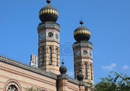 Foto de Budapest, B, Hungría - 20 de agosto de 2023: torres de la Gran Sinagoga desde la calle Dohany - Imagen libre de derechos