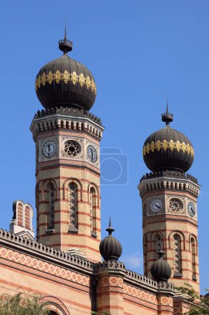 Foto de Budapest, B, Hungría - 20 de agosto de 2023: torres de la Gran Sinagoga desde la calle Dohany - Imagen libre de derechos
