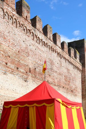 Foto de Cittadella, PD, Italia - 24 de septiembre de 2023: Antigua muralla de la ciudad y carpa roja y amarilla del campamento de soldados - Imagen libre de derechos