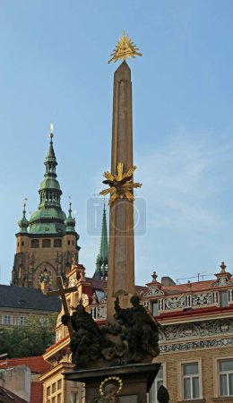 Téléchargez les photos : Colonne avec l'oeil de la providence dans le carré de la prague dans la république tchèque en Europe centrale - en image libre de droit