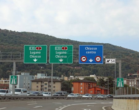 Téléchargez les photos : Signalisation routière pour les villes de CHIASSO et Lugano près de la frontière entre la Suisse et l'Italie du Nord - en image libre de droit