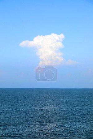 Téléchargez les photos : Nuage blanc haut dans le ciel bleu et sous la mer sans bateaux ni navires - en image libre de droit
