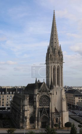 Téléchargez les photos : Eglise Saint-Pierre sur la Place Saint-Pierre au centre de Caen en Normandie France dédiée à Saint Pierre - en image libre de droit