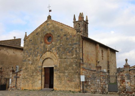 Téléchargez les photos : Ancienne église de Sainte Marie de l'Assomption dans le village de Monteriggioni en Toscane près de Sienne ITALIE - en image libre de droit