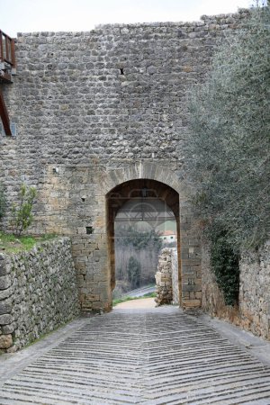 Téléchargez les photos : Murs des villes antiques à Monteriggioni Ville près de Sienne Ville en ITALIE - en image libre de droit