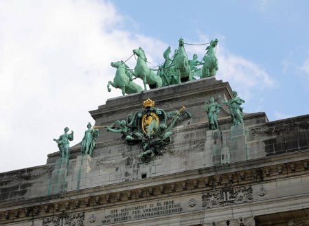 Téléchargez les photos : Bruxelles, B, Belgique - 18 août 2022 : détail de la sculpture Cinquantenaire Arcade et quadriga en bronze et de nombreuses statues - en image libre de droit