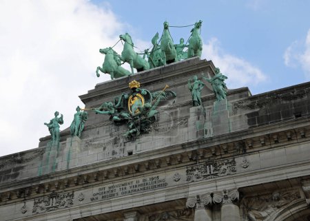 Téléchargez les photos : Bruxelles, B, Belgique - 18 août 2022 : Cinquantenaire Arcade une arcade commémorative avec quatre statues de chevaux - en image libre de droit