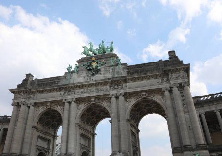 Téléchargez les photos : Bruxelles, B, Belgique - 18 août 2022 : Cinquantenaire Arcade une arcade commémorative avec quatre statues de chevaux - en image libre de droit