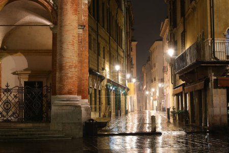 Téléchargez les photos : Vicence, VICENZA, Italie - 15 janvier 2023 : dans le centre historique après la pluie sans personnes avec des lumières allumées - en image libre de droit