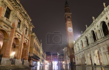 Foto de Vicenza, VI, Italia - 15 de enero de 2023: vista de la ciudad de Vicenza en Italia con reflexiones de luces de calle por la noche - Imagen libre de derechos