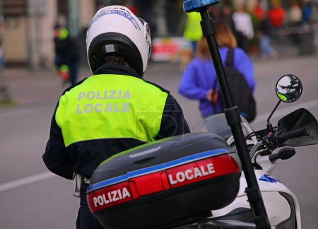 Téléchargez les photos : Vicence, VI, Italie - 19 mars 2023 : policier avec casque et texte POLIZIA LOCALE qui signifie police locale en langue italienne - en image libre de droit