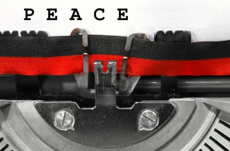 Téléchargez les photos : Détail de la vieille machine à écrire avec le texte paix mot d'espoir et fin de la guerre - en image libre de droit