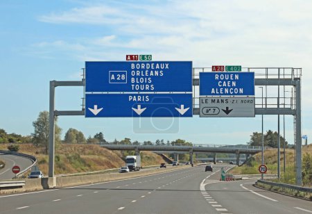 Foto de Señales de tráfico en la autopista francesa con nombre o las principales ciudades de Francia y flechas - Imagen libre de derechos
