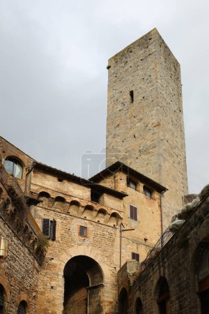 Téléchargez les photos : Ancienne tour médiévale de la ville de SAN GIMIGNANO dans la région Toscane en Italie centrale - en image libre de droit