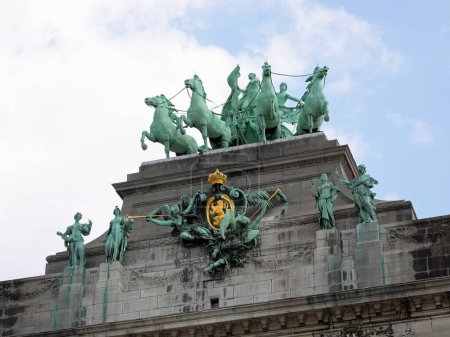Téléchargez les photos : Cinquantenaire Arcade et le groupe sculptural quadriga en bronze avec un chariot féminin à Bruxelles Belgique - en image libre de droit