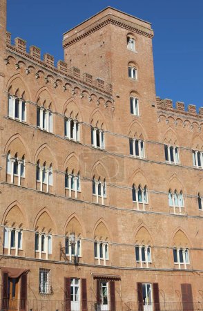 Foto de Siena, SI, Italia - 20 de febrero de 2023: antiguo palacio medieval con ventanas de tres luces llamado tirfora - Imagen libre de derechos