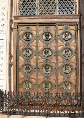 Foto de Budapest, B, Hungría - 19 de agosto de 2023: Puerta de madera con caras en la Basílica de San Esteban en Budapest Hungría - Imagen libre de derechos