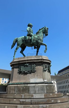 Téléchargez les photos : Vienne, WIEN, Autriche - 22 août 2023 : statue équestre de l'archiduc Albrecht à cheval près d'Albertina - en image libre de droit