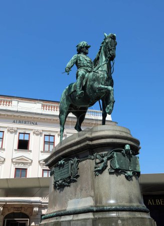 Téléchargez les photos : Vienne, WIEN, Autriche - 22 août 2023 : statue équestre de l'archiduc Albrecht à cheval près d'Albertina - en image libre de droit