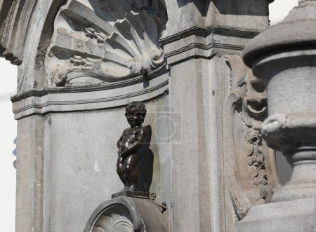 Foto de Bruselas, B, Bélgica - 18 de agosto de 2022: Manneken Pis es la fuente con una pequeña estatua de un niño mientras mea - Imagen libre de derechos